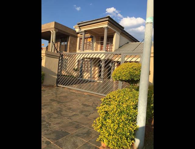 5 BEDROOM HOUSE FOR SALE IN CHROOM PARK